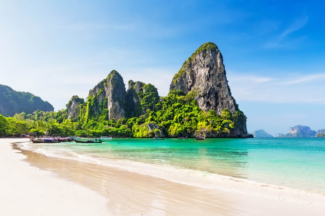 ALASAN MENGAPA PANTAI MENJADI DESTINASI WISATA FAVORIT