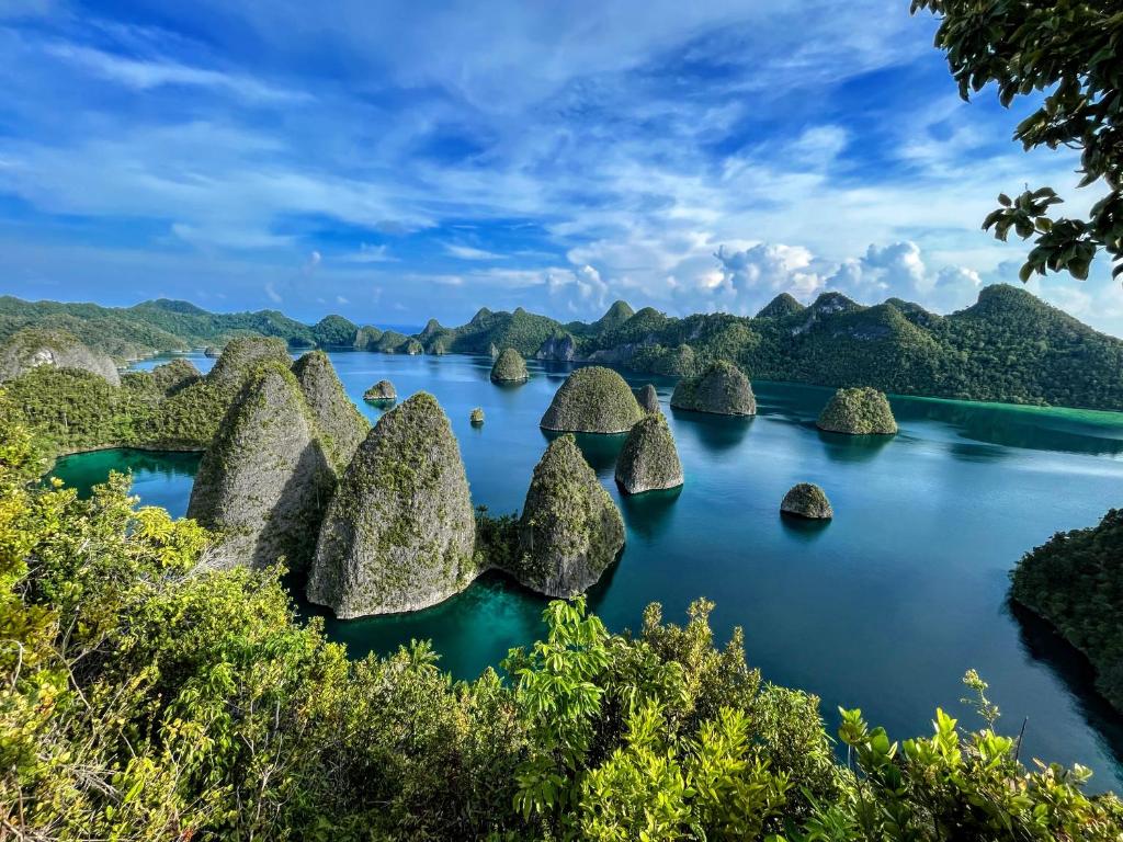 SURGA TERSEMBUNYI DI SUDUT INDONESIA YANG INDAH