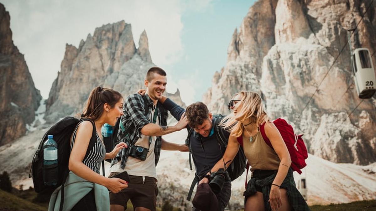 MERAYAKAN HIDUP MELALUI PETUALANGAN TRAVELLING