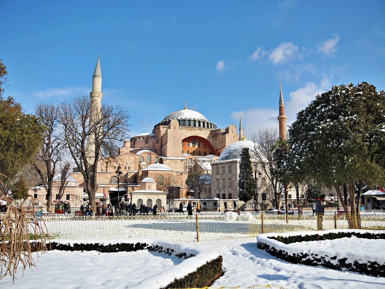 Istanbul Berselimut Salju: Liburan Musim Dingin yang Penuh Pesona